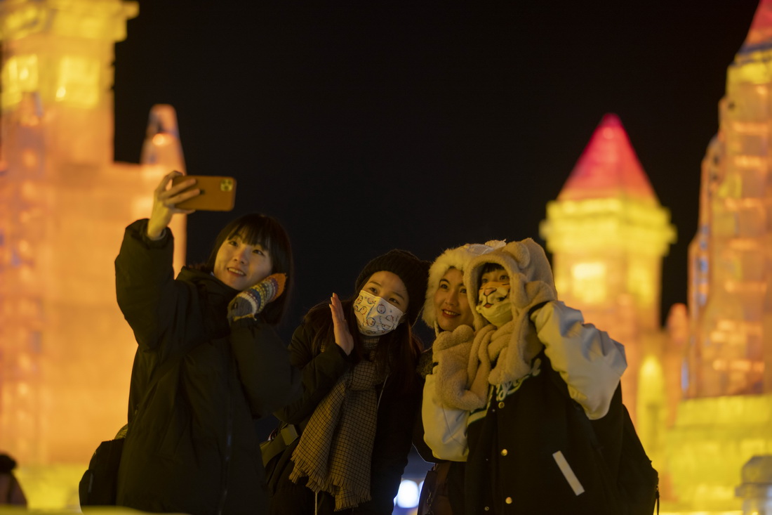 2月27日，游客在哈尔滨冰雪大世界园区拍照留念。新华社记者 张涛 摄