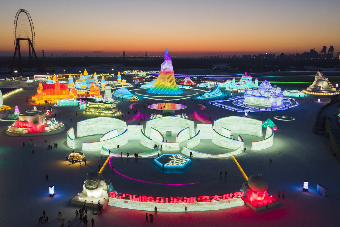 2月27日，游客在哈尔滨冰雪大世界园区游玩（无人机照片）。新华社记者 张涛 摄