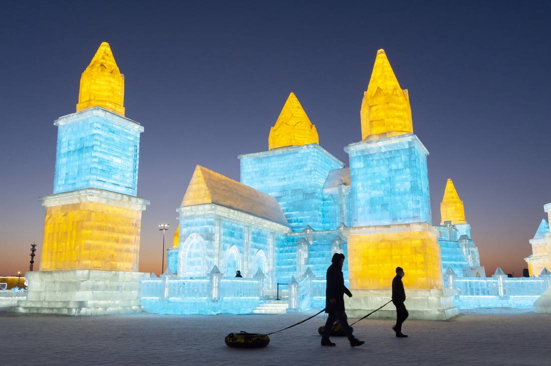 2月27日，游客在哈尔滨冰雪大世界园区游玩。新华社记者 谢剑飞 摄