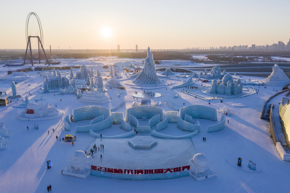 2月27日，游客在哈尔滨冰雪大世界园区游玩（无人机照片）。新华社记者 谢剑飞 摄