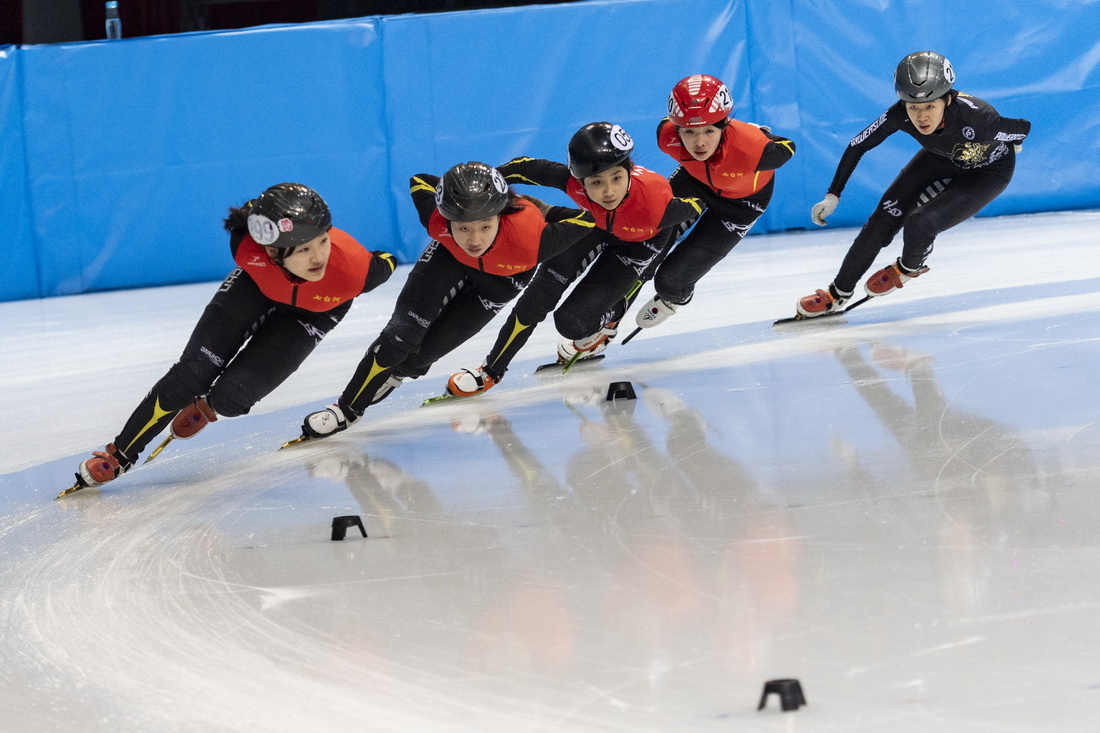 2月24日，在七台河體育中心，七台河市少兒短道速滑業余體校重點班的孩子們在進行訓練。