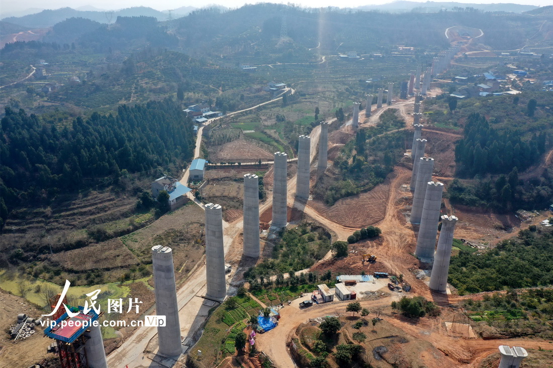 2022年2月26日，在湖北省宜昌市夷陵區小溪塔境內拍攝的宜昌至鄭萬高鐵聯絡線ZQ-1標段施工現場。