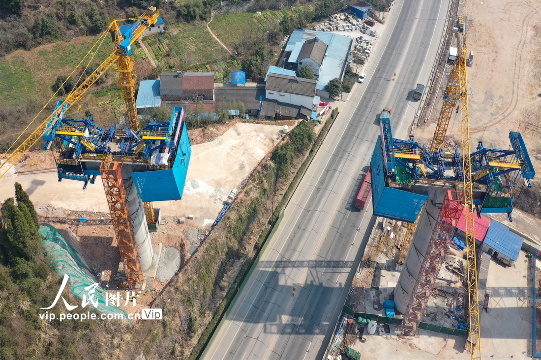 2022年2月26日，在湖北省宜昌市夷陵區小溪塔境內拍攝的宜昌至鄭萬高鐵聯絡線ZQ-1標段施工現場。