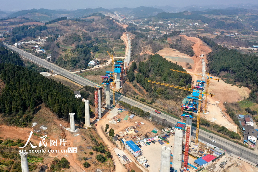2022年2月26日，在湖北省宜昌市夷陵区小溪塔境内拍摄的宜昌至郑万高铁联络线ZQ-1标段施工现场。