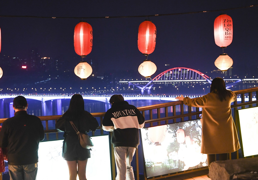 2月26日，游客在重慶山城巷觀賞夜景。