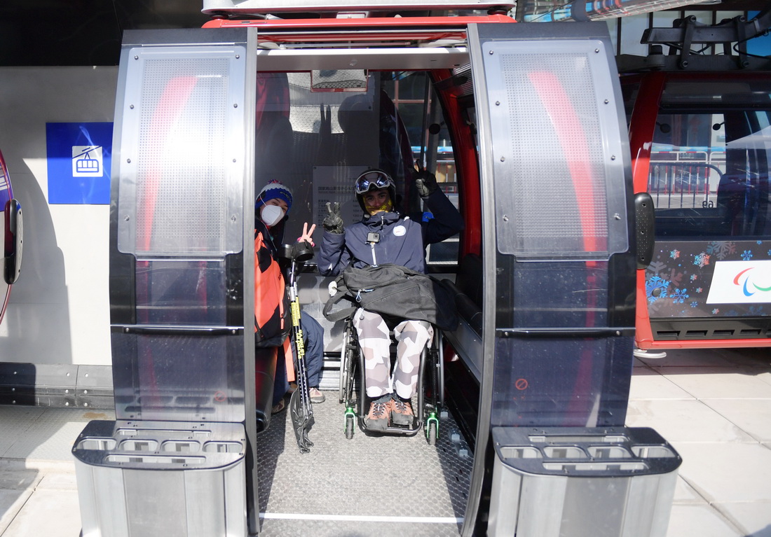 2月28日，運動員在國家高山滑雪中心乘坐纜車。新華社記者 張晨霖 攝