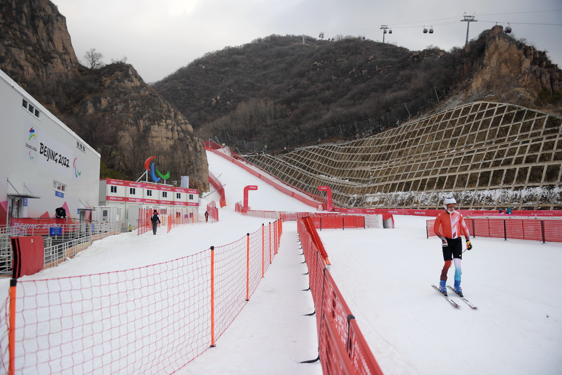 2月28日，運動員在國家高山滑雪中心訓練。新華社記者 張晨霖 攝