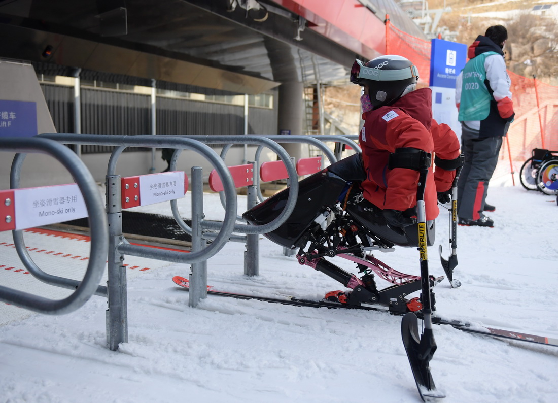 2月28日，運動員在國家高山滑雪中心准備乘坐纜車。新華社記者 張晨霖 攝