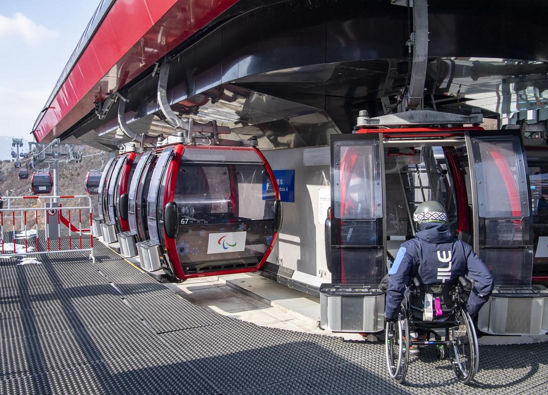 2月28日，運動員在國家高山滑雪中心准備乘坐纜車。新華社記者 孫非 攝