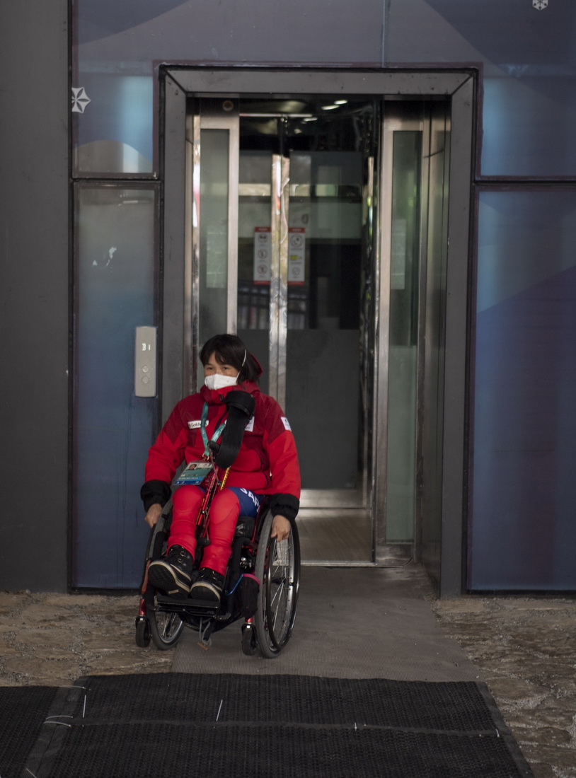 2月28日，在國家高山滑雪中心，一名運動員乘坐輪椅駛出無障礙電梯。新華社記者 孫非 攝