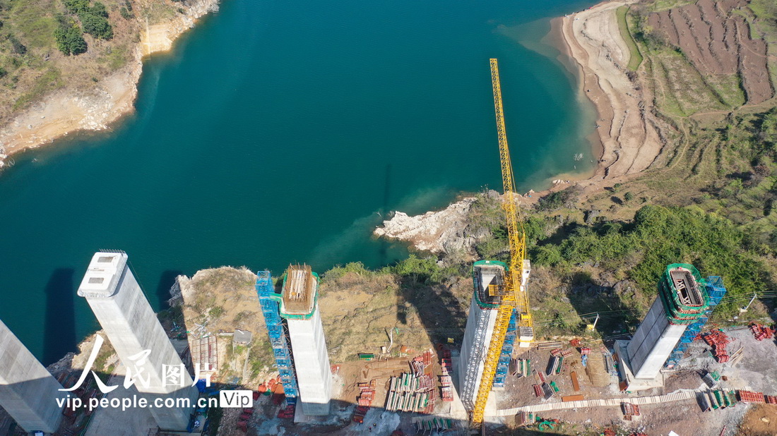 2022年2月27日拍摄的盘兴高铁纳怀河特大桥施工现场。