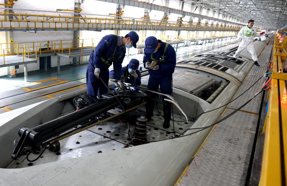 2月28日，技术人员对高铁列车的受电弓进行检修。