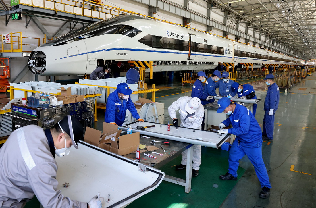2月28日，技术人员对高铁列车裙板进行检修。