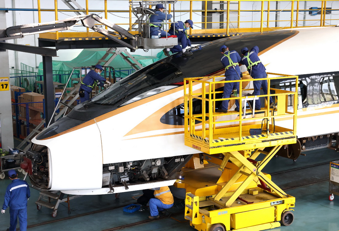 2月28日，技术人员对高铁列车的车头单元进行检修。