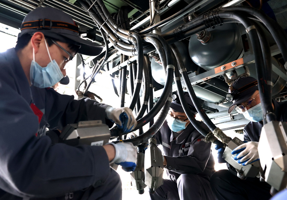 2月28日，技术人员对高铁列车牵引变流器进行检修。