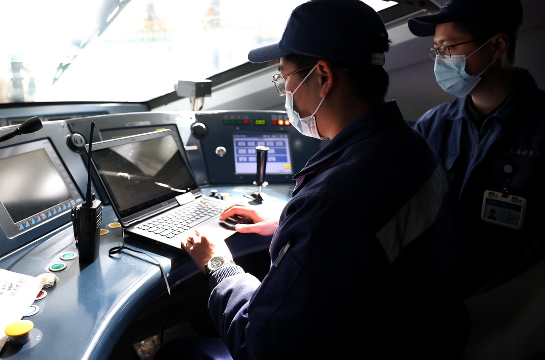2月28日，技术人员对高铁列车驾驶室操控系统进行检修。