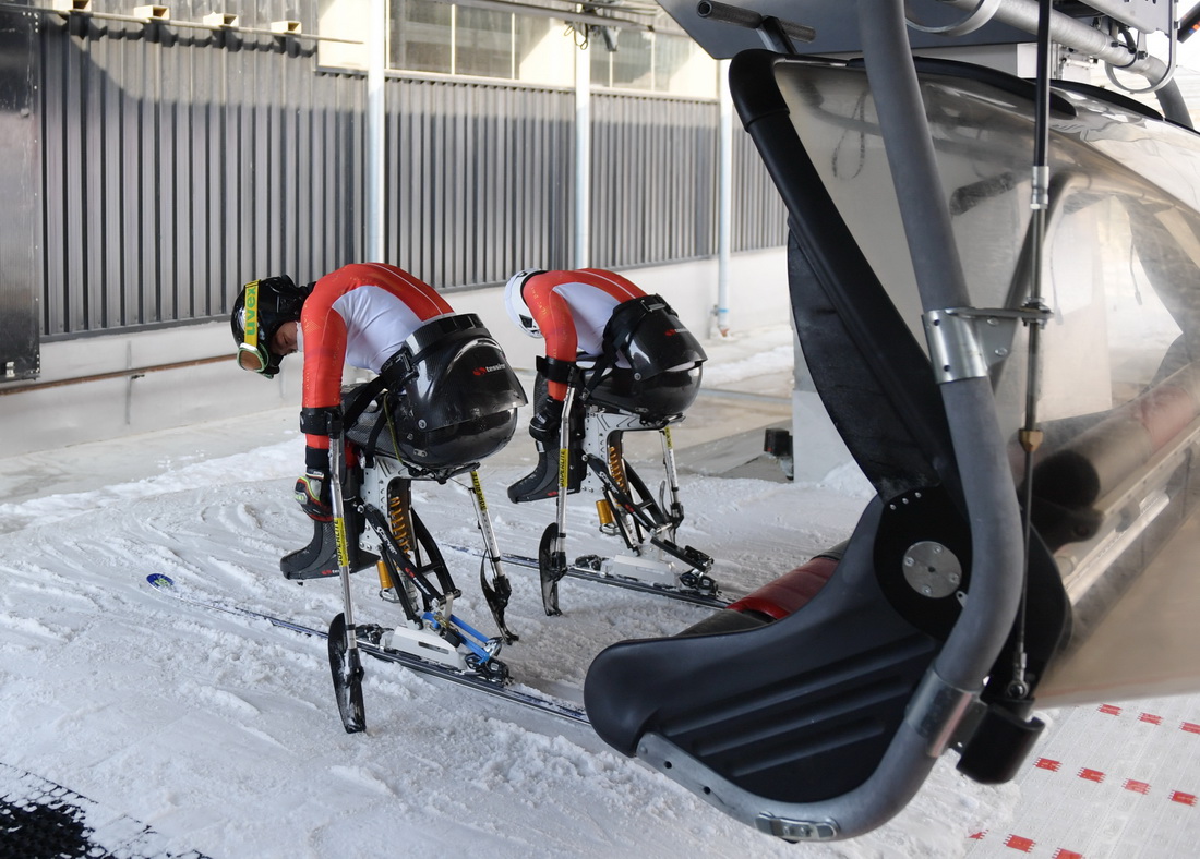 2月28日，运动员在延庆赛区国家高山滑雪中心乘坐缆车。新华社记者 张晨霖 摄