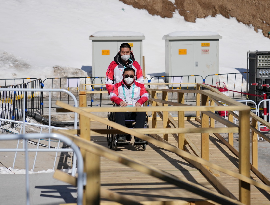 2月25日，张家口赛区云顶滑雪公园工作人员在展示场馆内的无障碍设施。新华社记者 牟宇 摄
