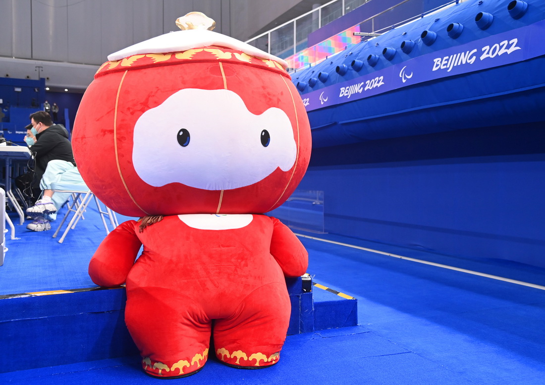 3月1日，北京冬残奥会吉祥物“雪容融”出现在北京赛区国家游泳中心。新华社记者 任超 摄
