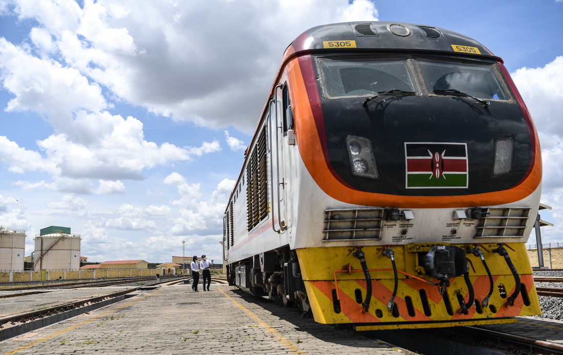 2021年3月22日，在肯尼亞首都內羅畢，蒙內鐵路指導司機楊明和他的肯尼亞女徒弟康西莉亞進行發車前的准備工作。新華社記者 李琰 攝