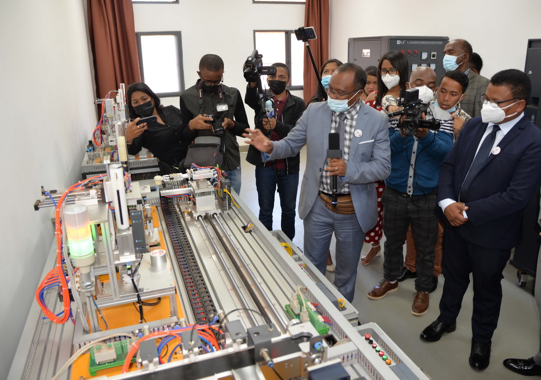 2022年2月18日，人們參觀位於塔那那利佛大學理工學院的馬達加斯加魯班工坊。新華社發（西塔卡·拉喬納裡鬆攝）