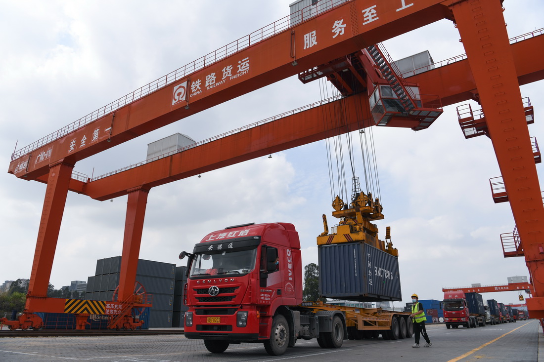 3月1日，在深圳平湖南鐵路貨運站，一批供港物資正在准備中。