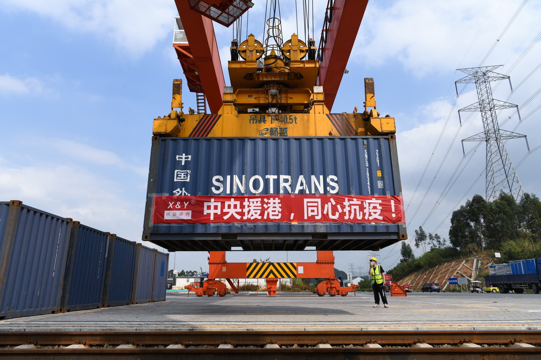 3月1日，在深圳平湖南鐵路貨運站，一批供港物資正在准備中。