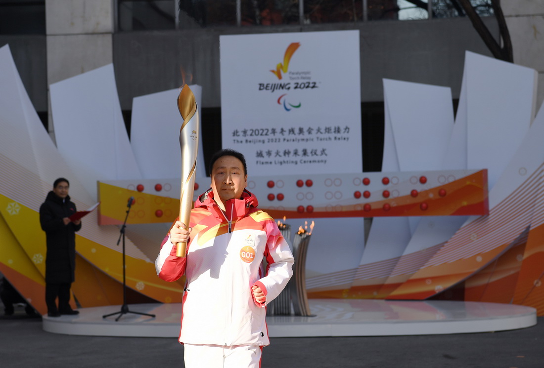 3月2日，第一棒火炬手朱鵬凱在城市火種火炬傳遞中。新華社記者 陶希夷 攝