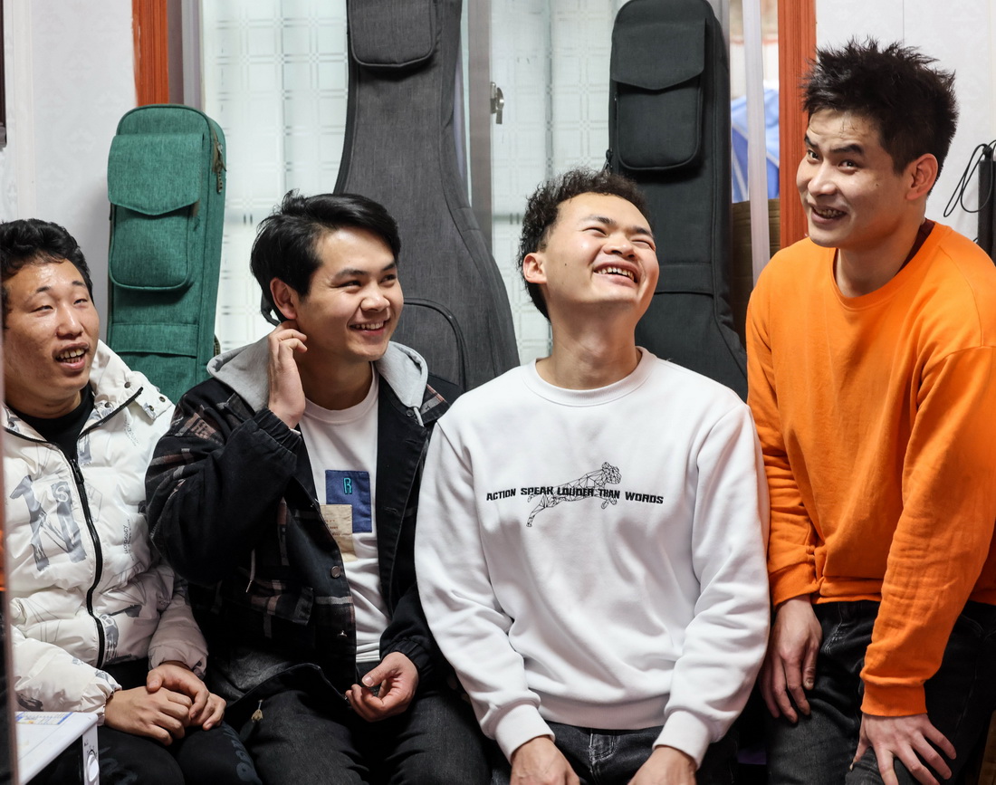 3月1日，“折耳根”樂隊主唱陳克興（左一）、吉他手楊志（右二）、鼓手陳昌海（右一）、貝斯手彭萬海（左二）在推拿店內休息。