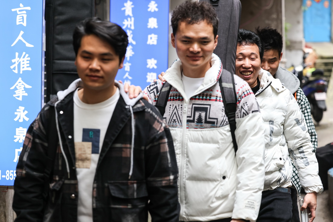 3月1日，“折耳根”樂隊成員從推拿店內走出。從前到后依次為貝斯手彭萬海、吉他手楊志、主唱陳克興、鼓手陳昌海。