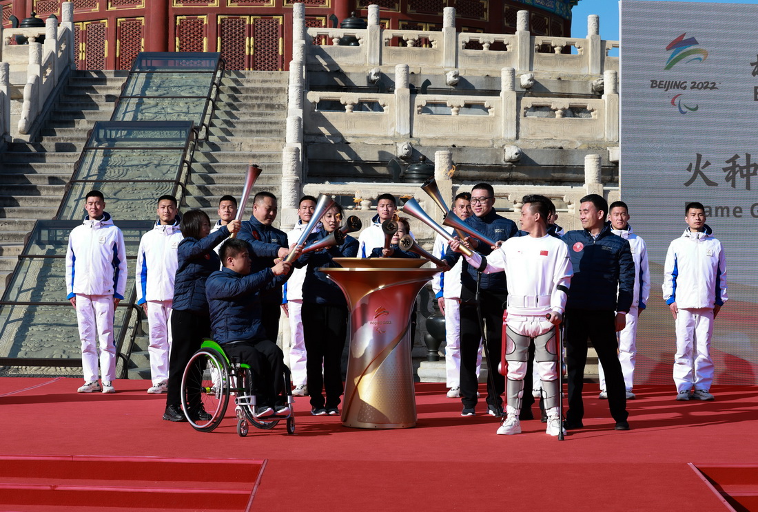 3月2日，殘疾人運動員、殘聯等各界人士代表手持採火棒登上主席台，用取自九個點位的火種共同點燃儀式火種台。新華社記者 丁林 攝
