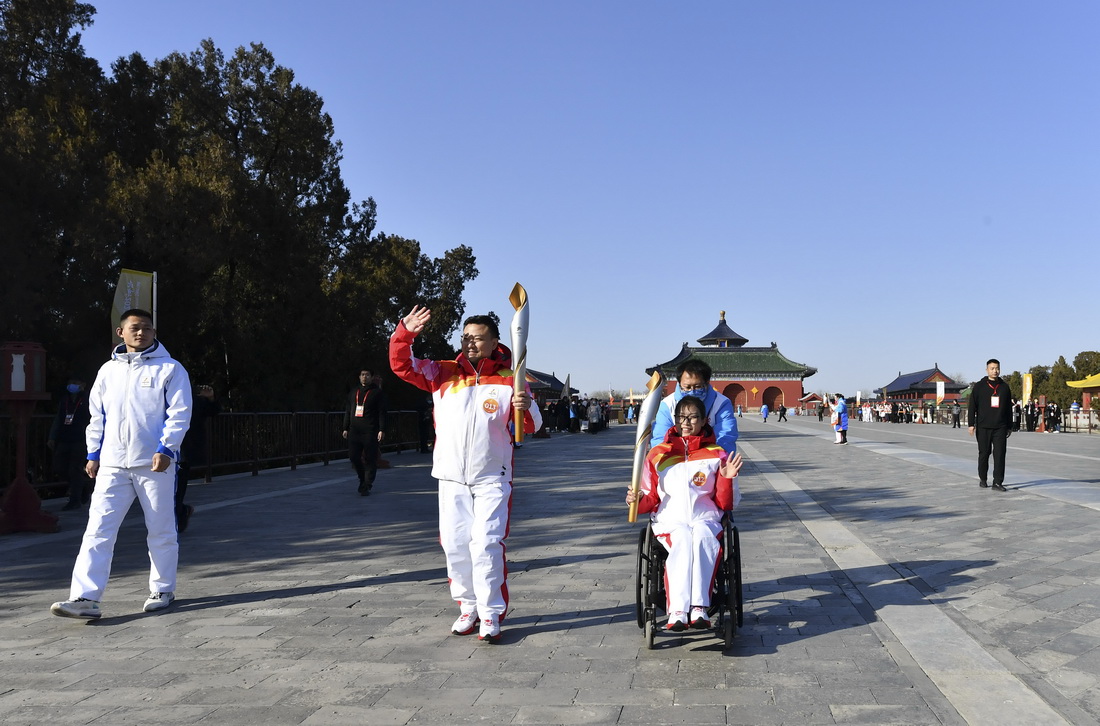 3月2日，火炬手周景景（右前）、李銳在傳遞火炬。新華社記者 夏一方 攝