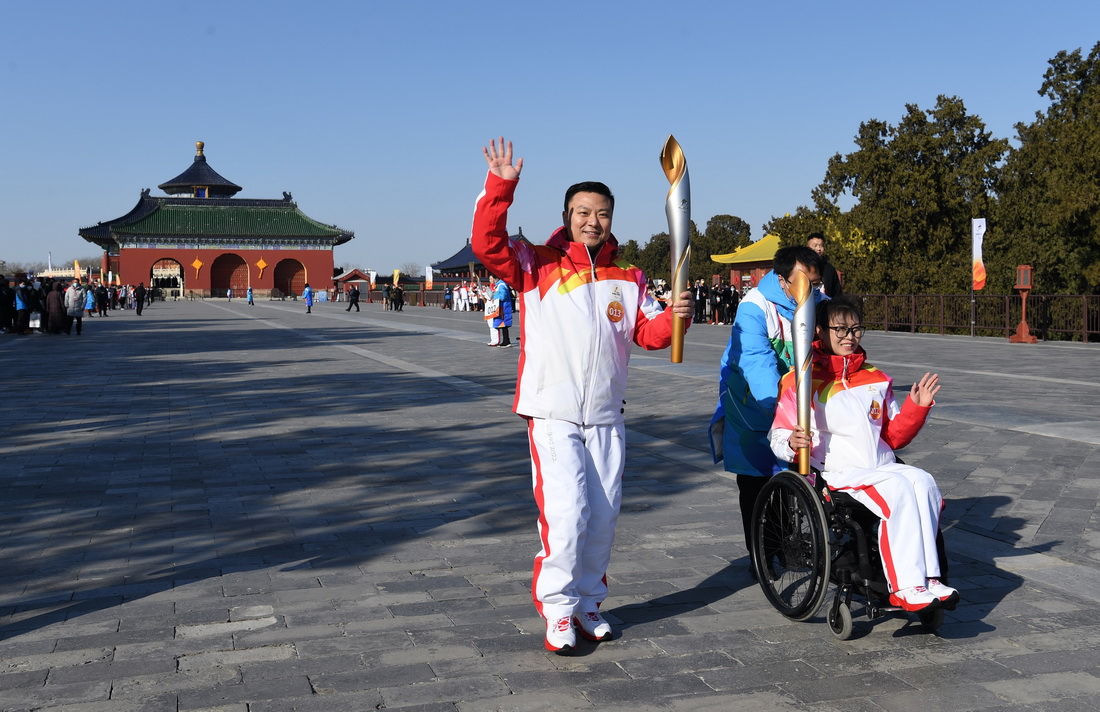 3月2日，火炬手李銳（左）和周景景在傳遞火炬。新華社記者 陶希夷 攝