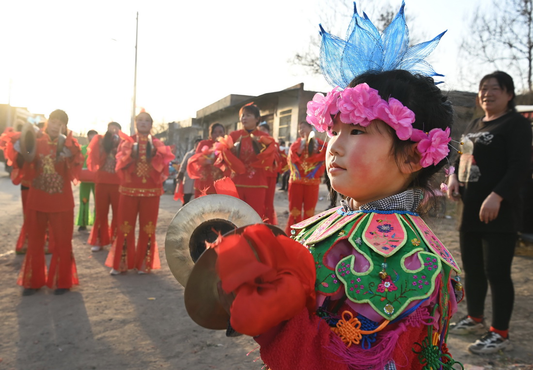 3月2日，6歲的霍雯媛在村頭進行花苫鼓表演排練，為“二月二”全村匯演做准備。