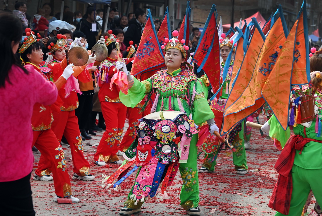 3月3日，阿壽村村民在村頭進行花苫鼓表演。花苫鼓是用刺繡服飾將鼓圍起來進行表演的一種民間舞蹈。