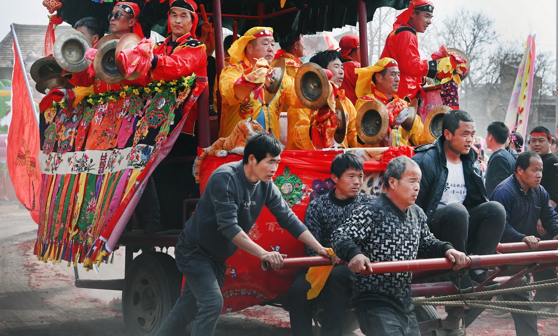 3月3日，阿壽村村民在進行跑漢車表演。跑漢車在當地也稱為跑騾馬車，源於先輩們一年一度的“祈年成”和慶豐收的習俗，是農耕文化及冷兵器時代戰爭遺留的產物，如今已成為阿壽村群眾自發組織的即興慶祝、娛樂的一種社火舞蹈。