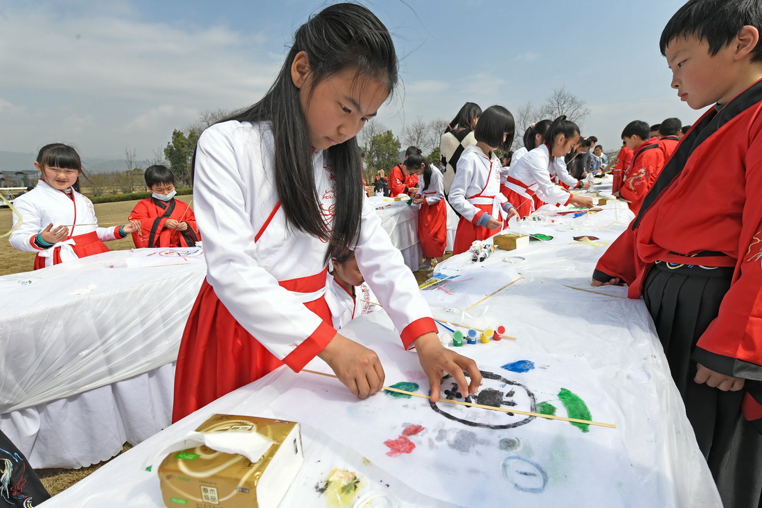 3月4日，身著傳統服飾的孩子們在徑山鎮徑山花海景區現在學習制作風箏。