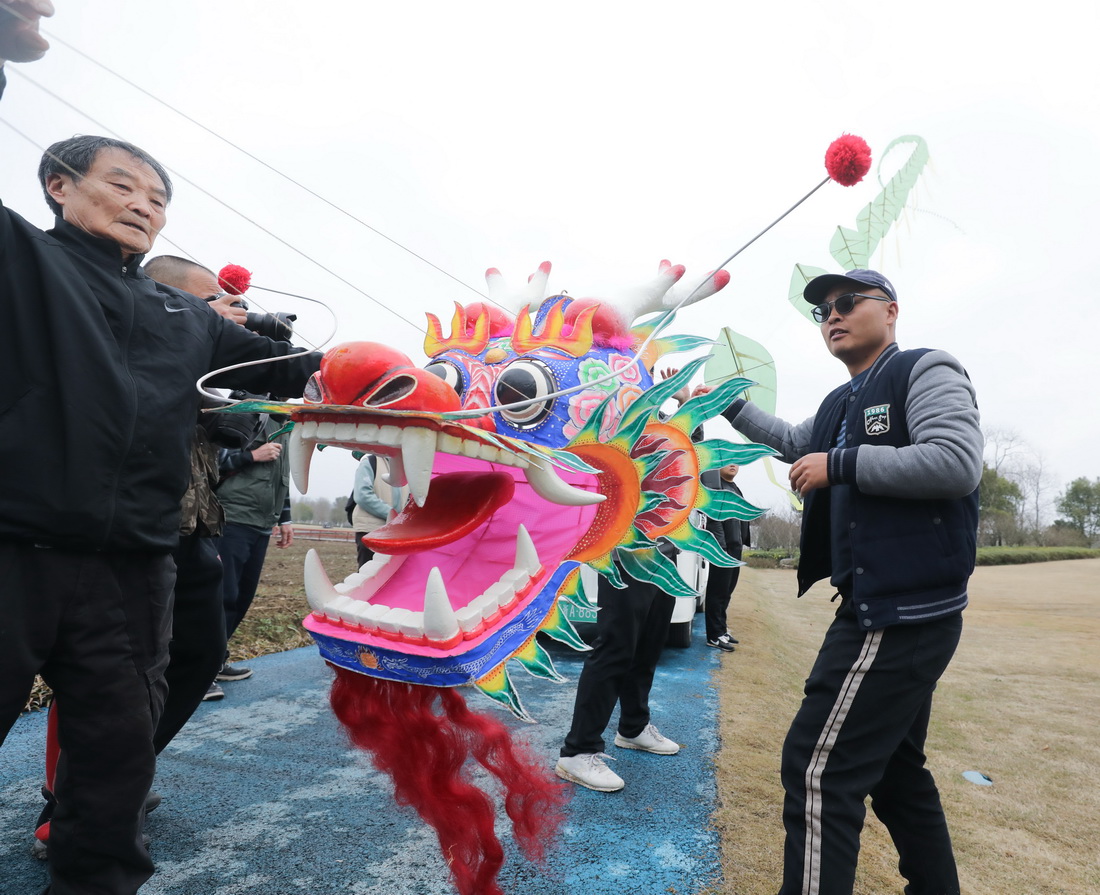 3月4日，工作人員在徑山鎮徑山花海景區准備放飛150多米長的巨型“茶龍”風箏。