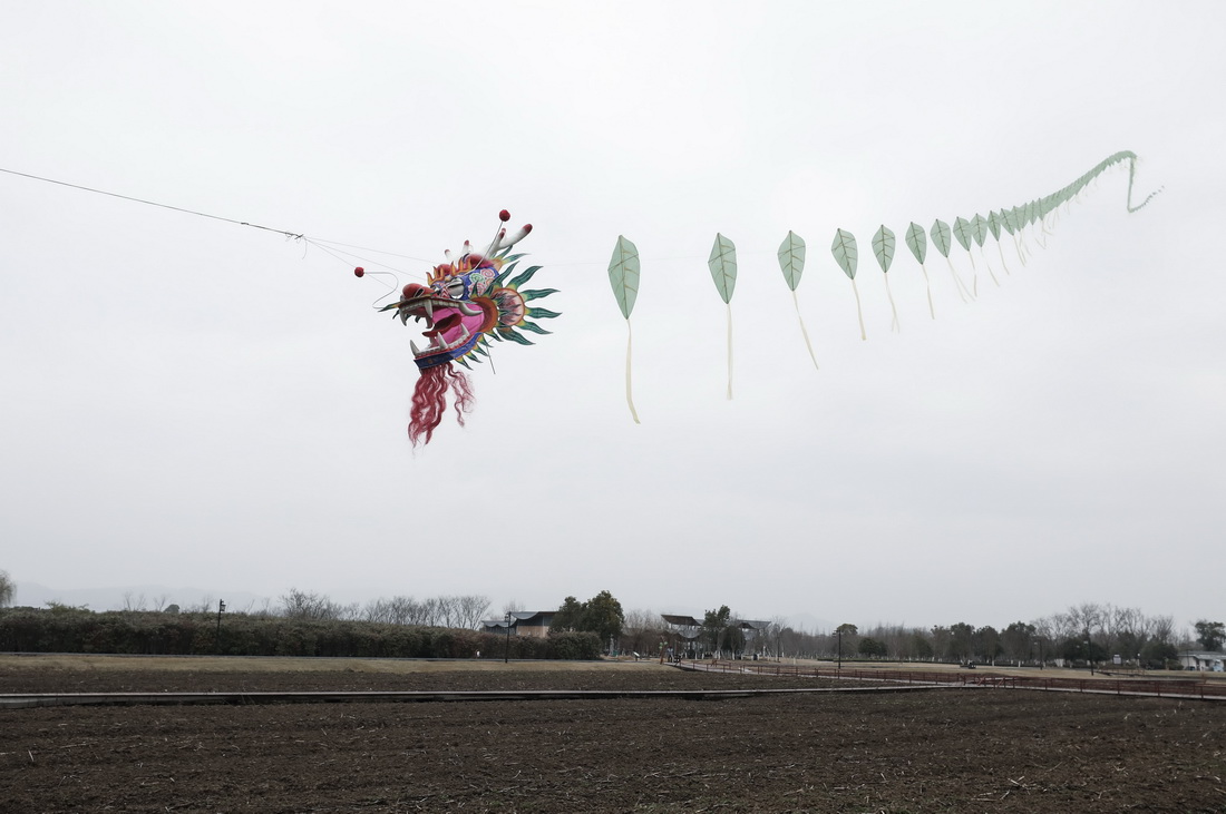3月4日，工作人員在徑山鎮徑山花海景區放飛150多米長的巨型“茶龍”風箏。