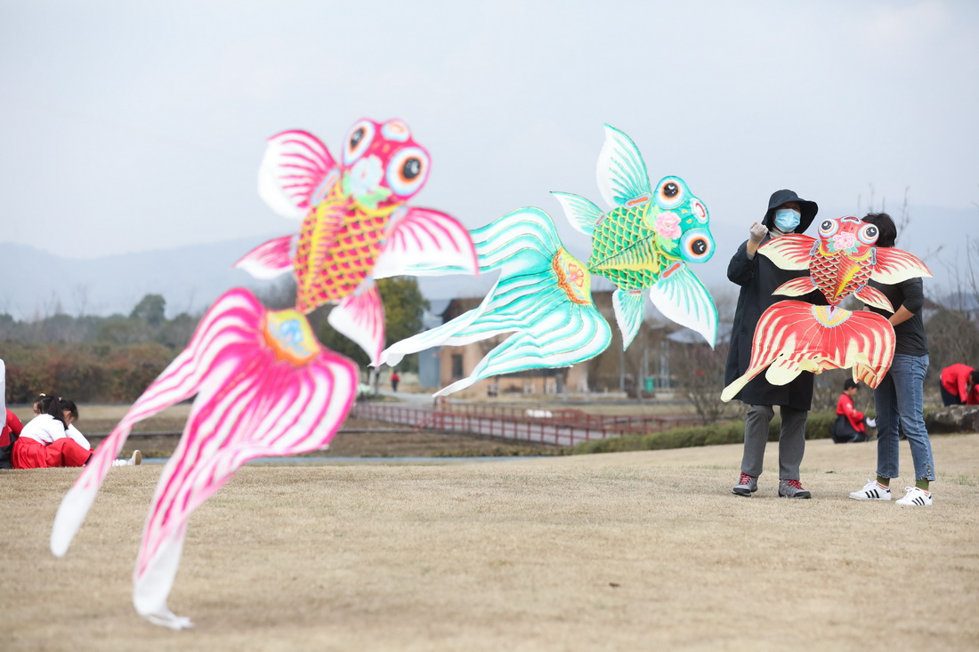 3月4日，游客在徑山鎮徑山花海景區放飛金魚風箏。