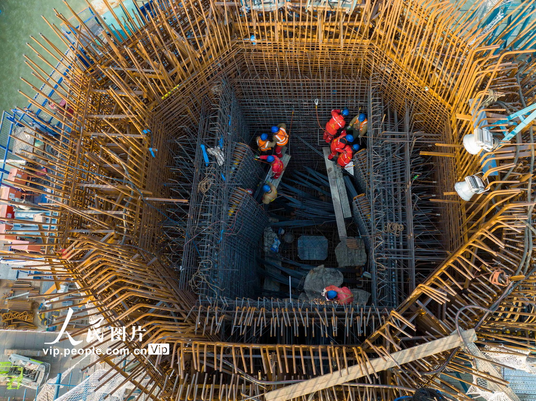 2022年3月5日，工人对常泰长江大桥5号墩主塔进行下横梁钢筋绑扎作业。