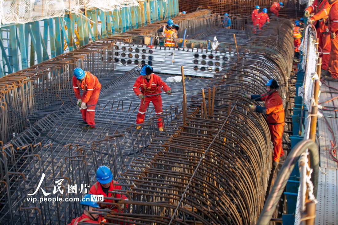 2022年3月5日，工人对常泰长江大桥5号墩主塔进行下横梁钢筋绑扎作业。