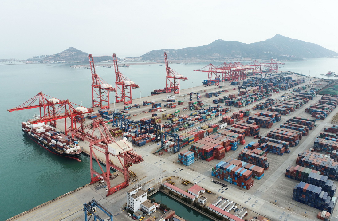 3月7日拍摄的江苏连云港港口集装箱码头场景（无人机照片）。新华社发（王健民摄）