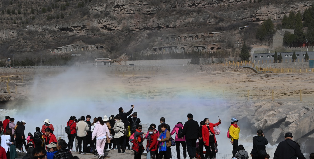 3月8日，游人在陕西壶口瀑布景区游览。