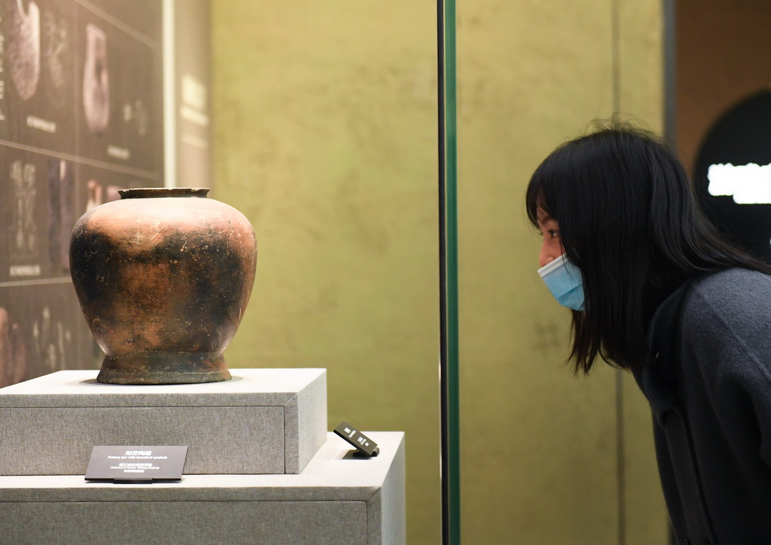 3月2日，游客在良渚博物院觀看刻符陶罐。新華社記者 翁忻旸 攝