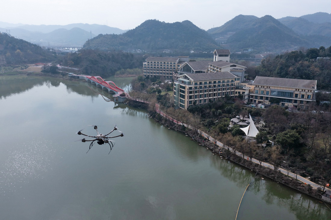 3月10日，杭州市生态环境局临安分局的工作人员使用无人机进行大气监测（无人机照片）。此无人机搭载了环境监测传感器，飞行过程中，大气中主要空气污染物数据会实时显示在生态环境监测站的服务器上。