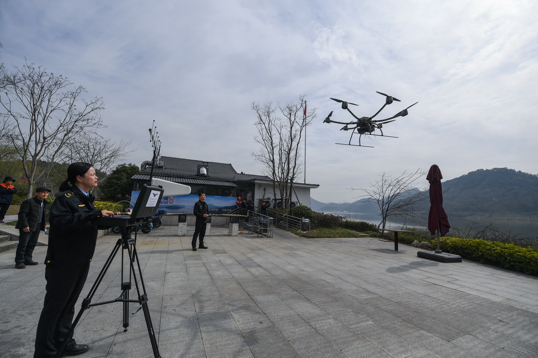 3月10日，杭州市生态环境局临安分局的工作人员使用无人机进行大气监测。此无人机搭载了环境监测传感器，飞行过程中，大气中主要空气污染物数据会实时显示在生态环境监测站的服务器上。