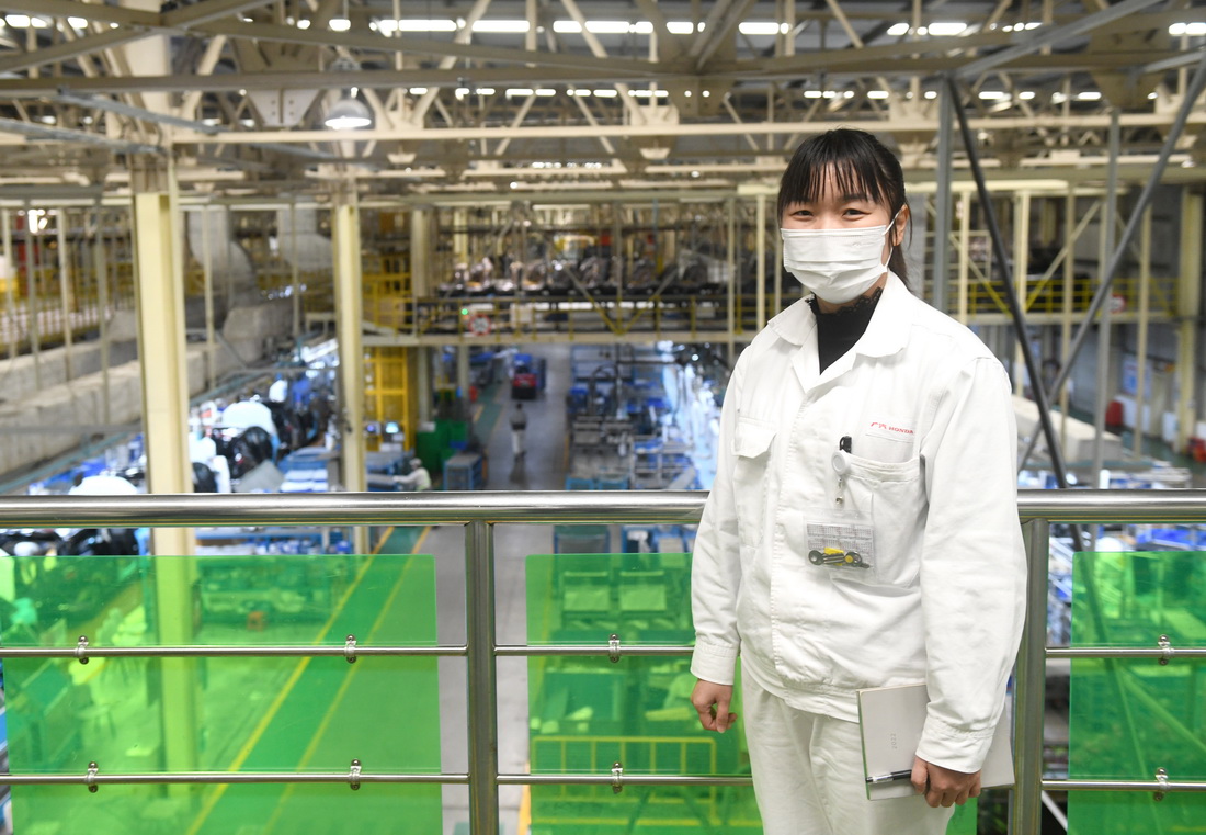 李先兰在公司生产车间内（2月24日摄）。新华社记者 卢汉欣 摄