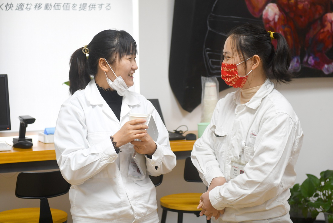李先兰（左）和同事交流（2月24日摄）。新华社记者 卢汉欣 摄