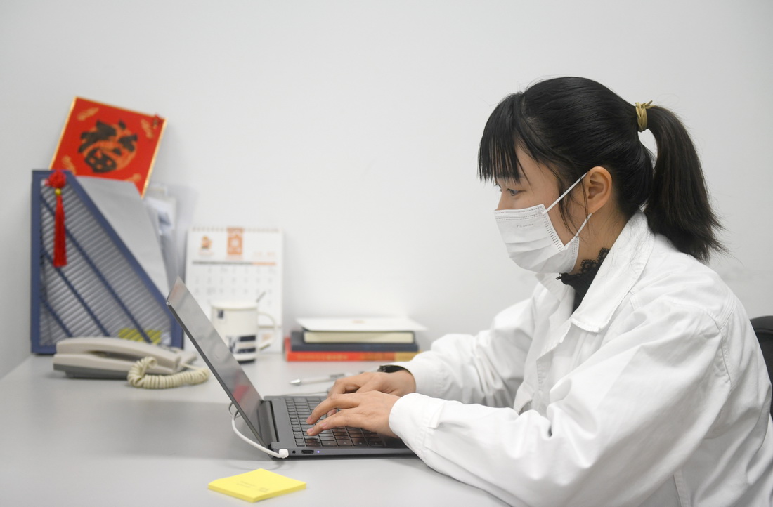 李先兰在办公室整理资料（2月24日摄）。新华社记者 卢汉欣 摄